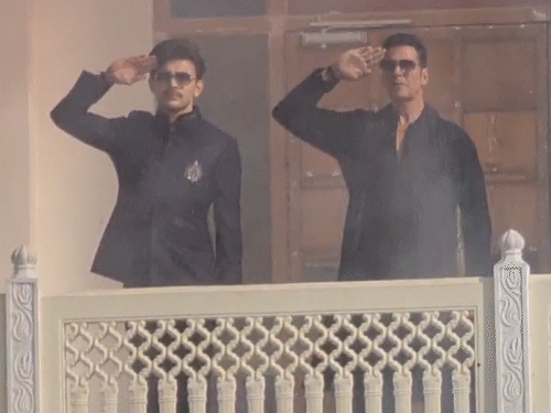 अक्षय और उनके साथी एक्टर वीर ने अनसंग हीरोज को सेल्यूट कर गाने को जयपुर में लॉन्च किया।