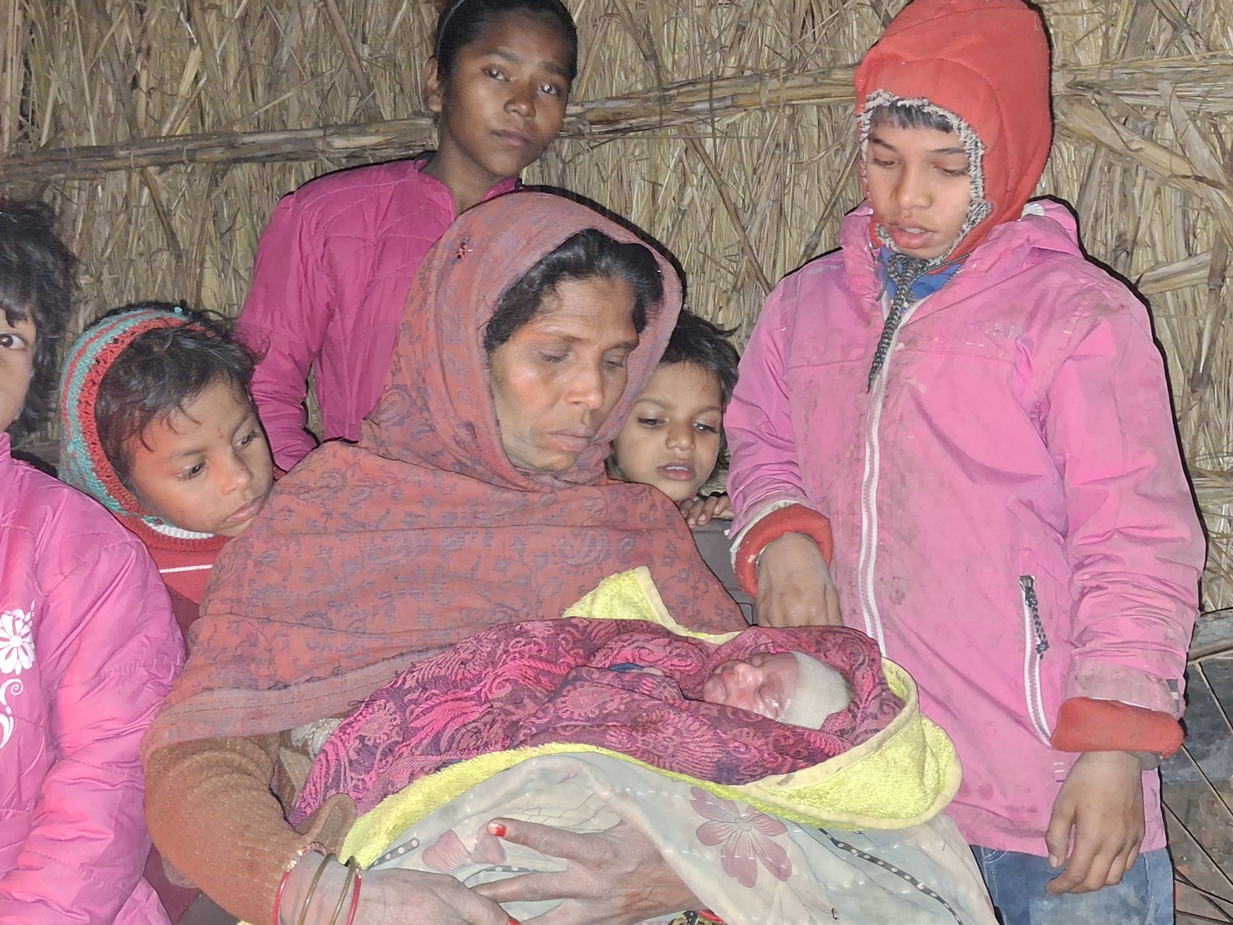 Newborn baby found in garbage heap in Barabanki | बाराबंकी में कूड़े के ...