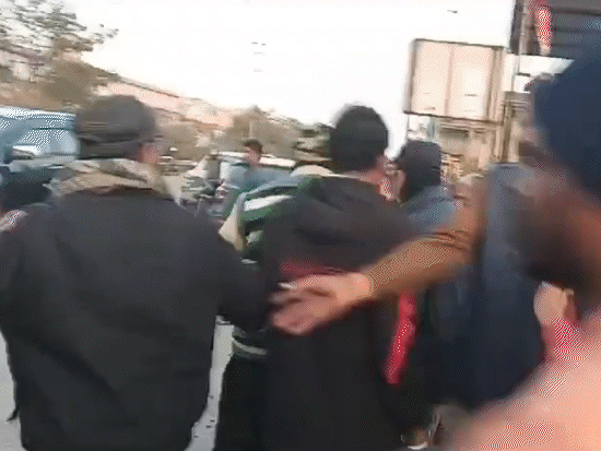 मारपीट के बाद बीच-बचाव करते निगम अधिकारी और पुलिसकर्मी।