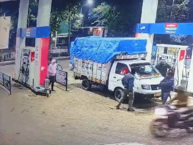 बदमाश हाथ में राइफल लिए लोडिंग के पहले पंप के बैरीकेड्स में किक मारते हुए। उसके बाद मारी गोली। - Dainik Bhaskar