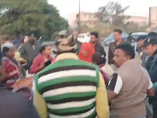 महिला नगर निगम कर्मचारी और सब्जी वालों के बीच मारपीट।