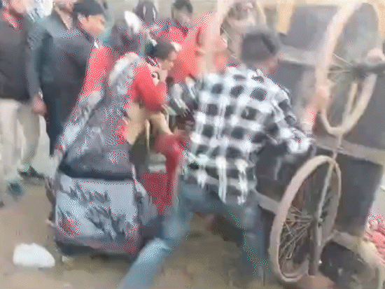 झूमाझटकी के बीच सब्जीवालों ने खुद अपना ठेला पलटा दिया।