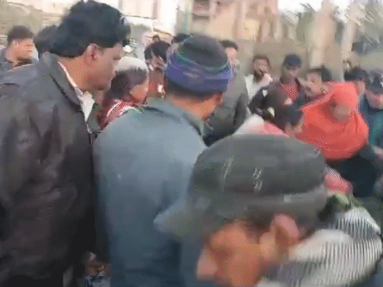 निगम कर्मियों ने ठेले से सब्जी हटाने की कोशिश की।