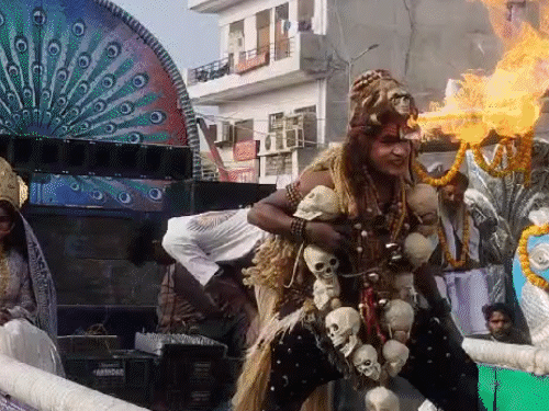 Prayagraj Maha Kumbh Mela LIVE Photos Update; Akhara | Kumbh Mela | कलाकार  ने त्रिनेत्र से उगली आग: संतों ने करतब दिखाए, तलवारें लहराईं; महाकुंभ में  संतों ने हाथी-घोड़े ...