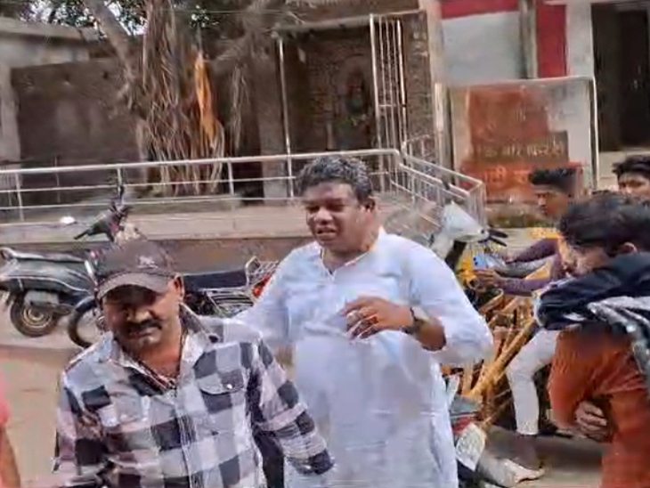 डिबेट प्रोग्राम के बाद कांग्रेस नेता पार्षद रोहित साहू के कार्यालय पहुंचे थे।