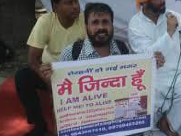 Santosh Singh has also joined the protest along with political parties.