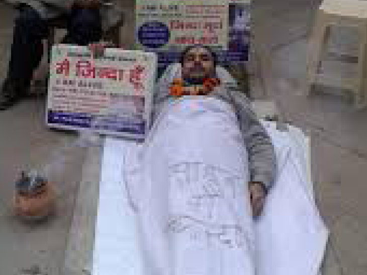 Santosh Singh agitating alone after preparing his own funeral procession in Uttar Pradesh.