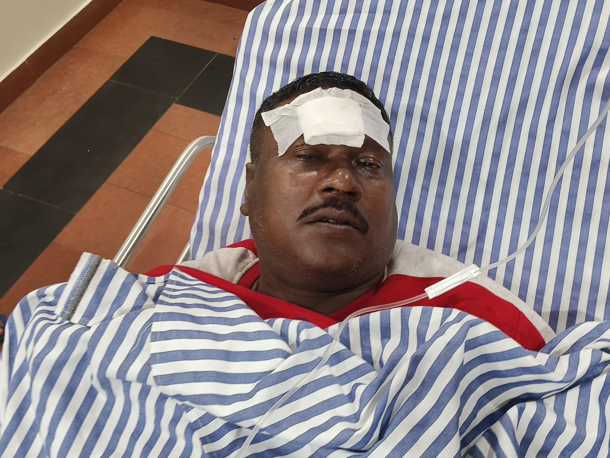 सुभाष सिंह को डब्बे के निजी कॉलेज अस्पताल में भर्ती किया गया है।