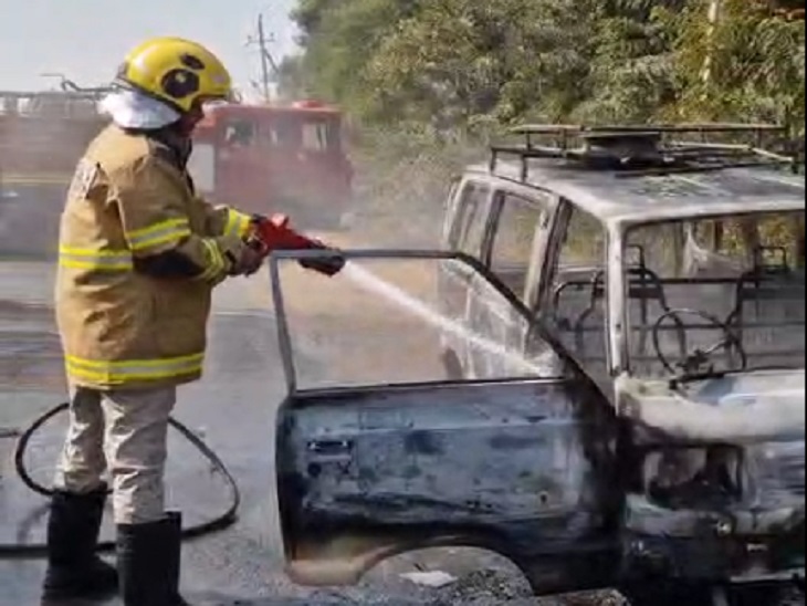 जलती वैन को बुझाता फायर कर्मी - Dainik Bhaskar