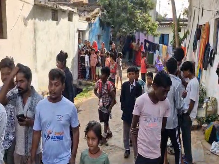 मोहल्ले में लगी लोगों की भीड़