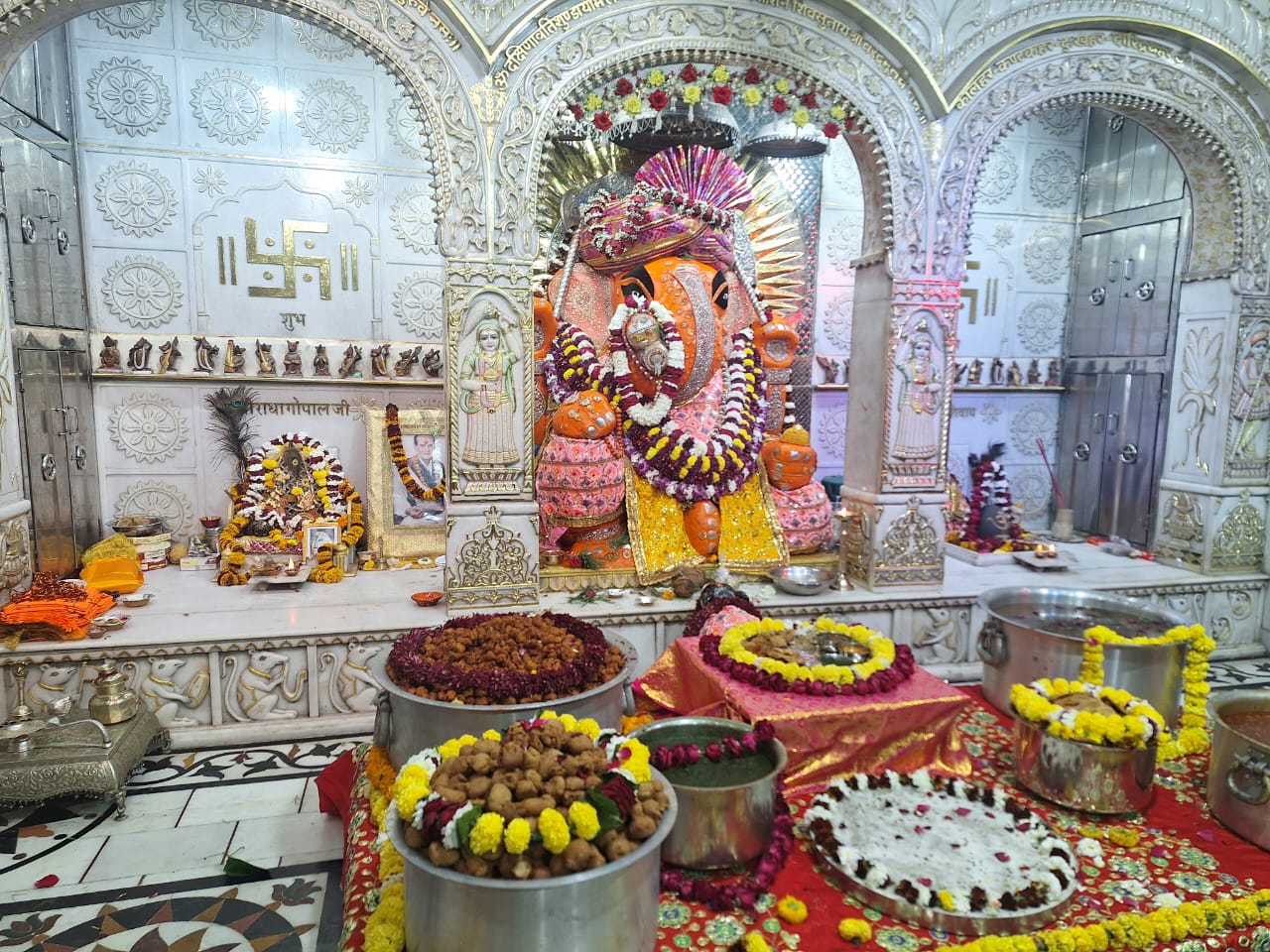 श्री नहर गणेशजी मंदिर में सजाई गई पौष बड़ा झांकी