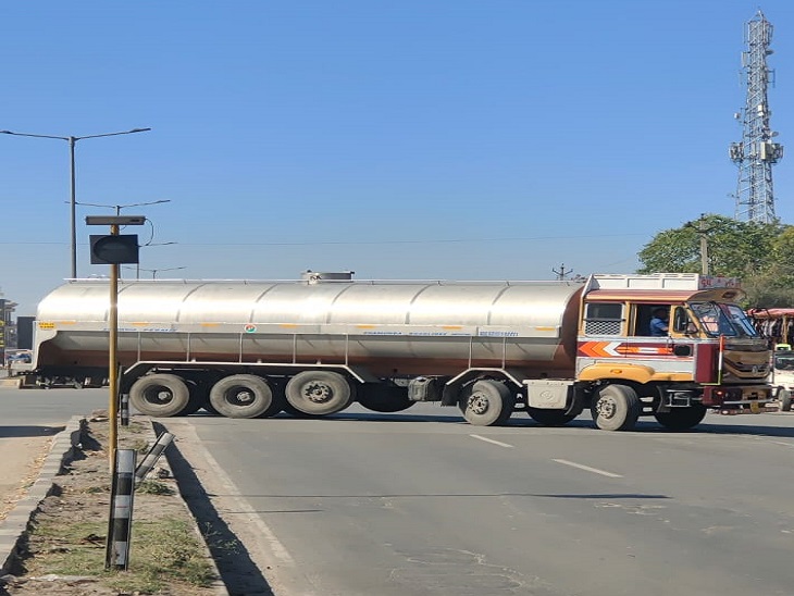 उदयपुर के देबारी चौराहा के आगे हाइवे पर पिंडवाडा हाइवे पकड़ने के लिए मुख्य हाइवे पर टर्न लेना एक लंबा टैंकर