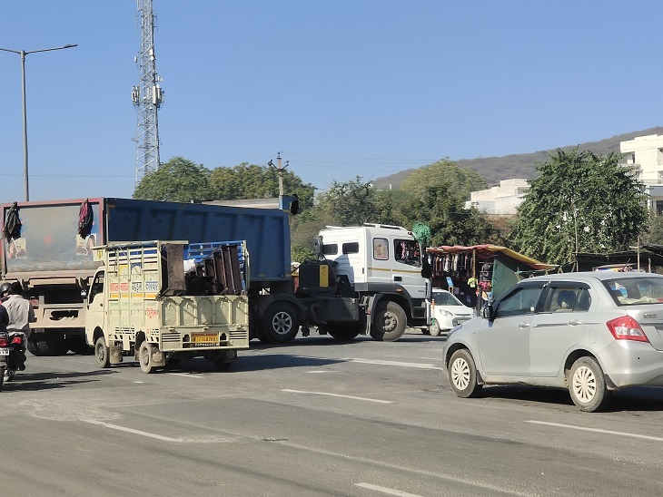 देबारी चौराहा पर पिंडवाडा हाइवे पकड़ने के लिए मुख्य हाइवे पर टर्न के दौरान का नजारा