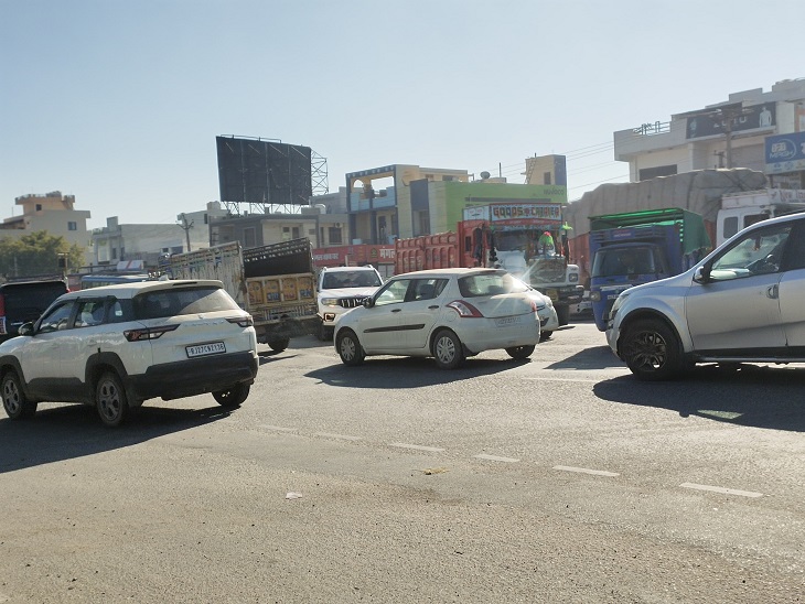 जैसे ही यहां से कोई वाहन टर्न लेता है तो इस लेन पर गाड़ियां खड़ी हो जाती है