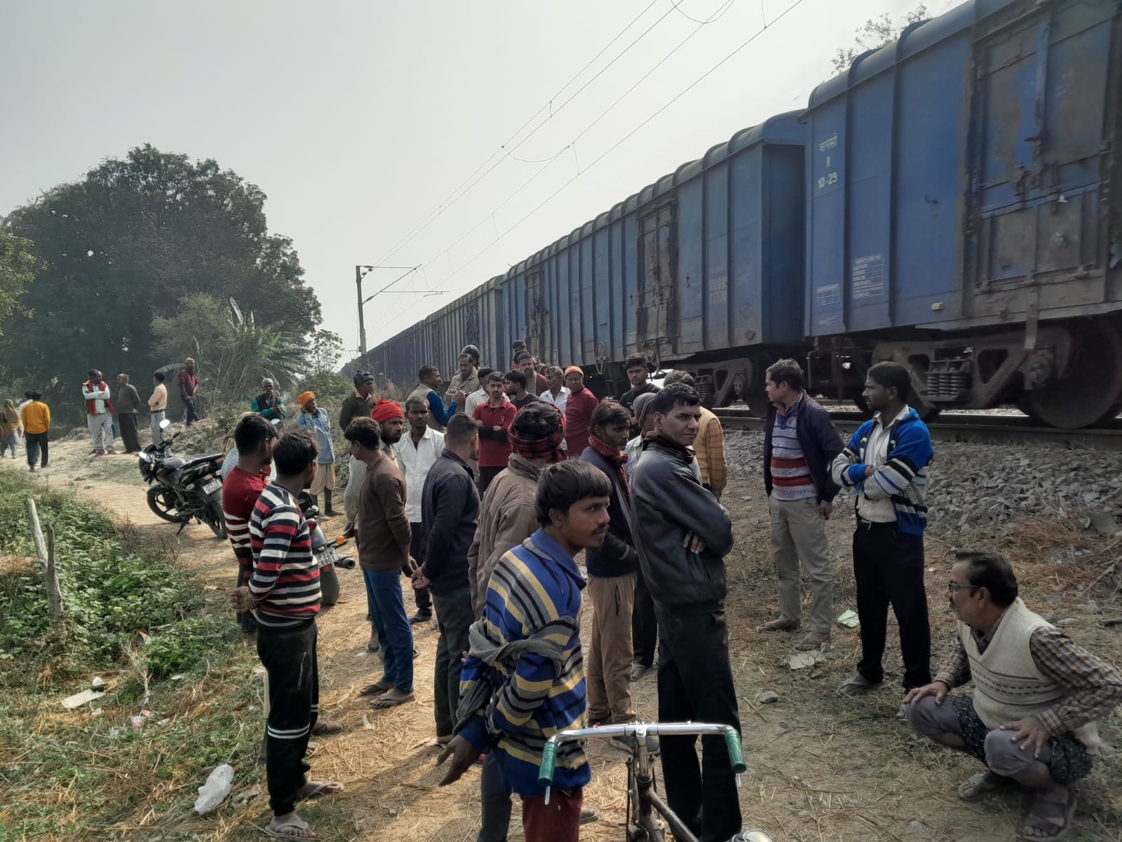 A young man died after being hit by a train | ट्रेन से कटकर युवक की मौत ...