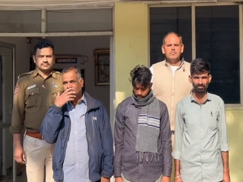 पुलिस ने डेढ़ किलो गोल्ड और साढ़े 22 लाख कैश के साथ 3 लोगों को गिरफ्तार किया है।