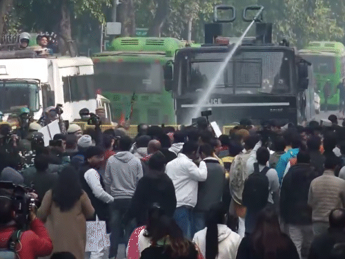 पुलिस ने प्रदर्शन कर रहे BJP कार्यकर्ताओं को हिरासत में ले लिया है। - Dainik Bhaskar