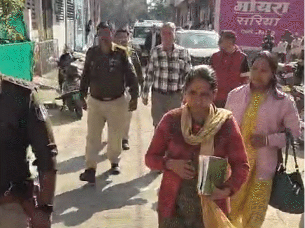 पुलिस ने मौके पर पहुंचकर पड़ोसियों से भी पूछताछ कर रही है।