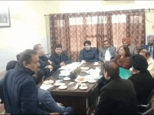 अधिकारियों के साथ मीटिंग करते हुए राज्यसभा सांसद संजीव अरोड़ा। - Dainik Bhaskar