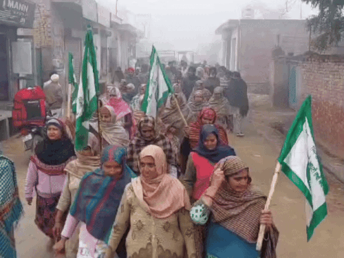 प्रदर्शन करते किसान। - Dainik Bhaskar