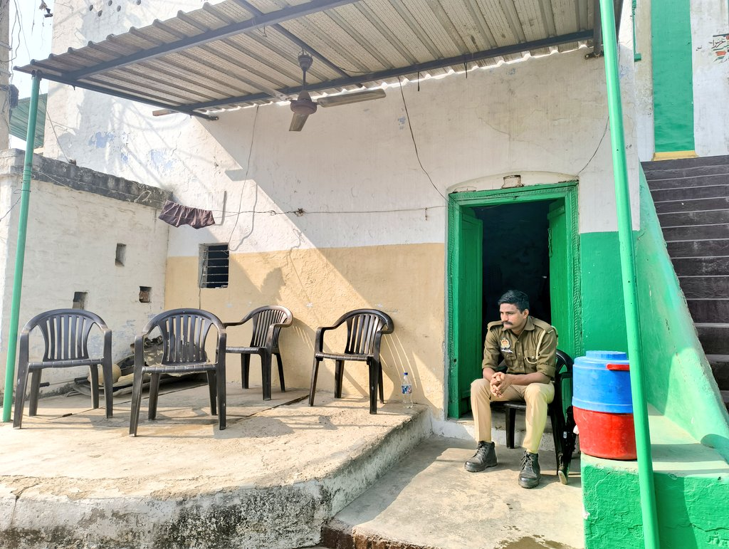 तस्वीर में कुएं के ऊपर एक कमरा बना है, जिसमें PAC जवान बैठते हैं।