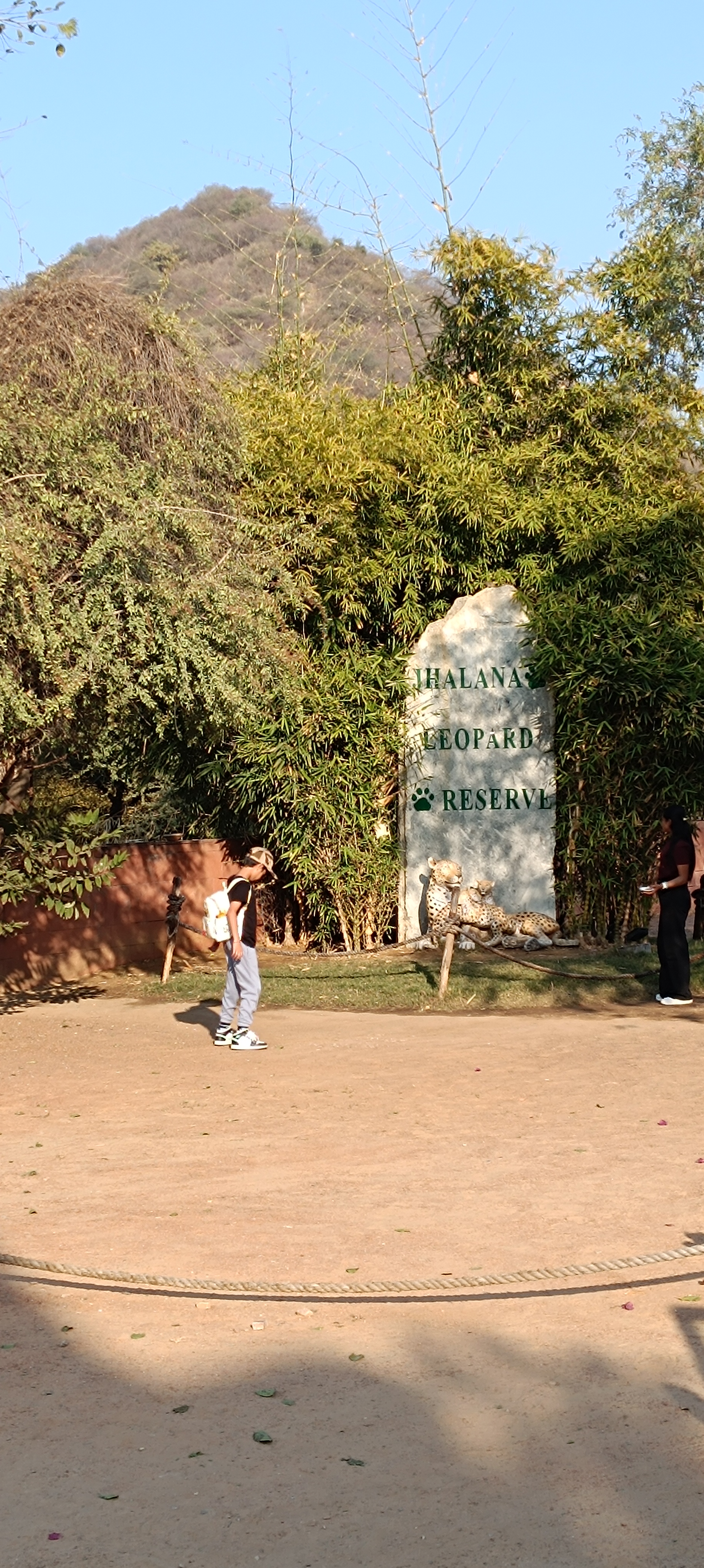 इस विजिट के दौरान एकता के बच्चे और भतीजा मौजूद रहा।