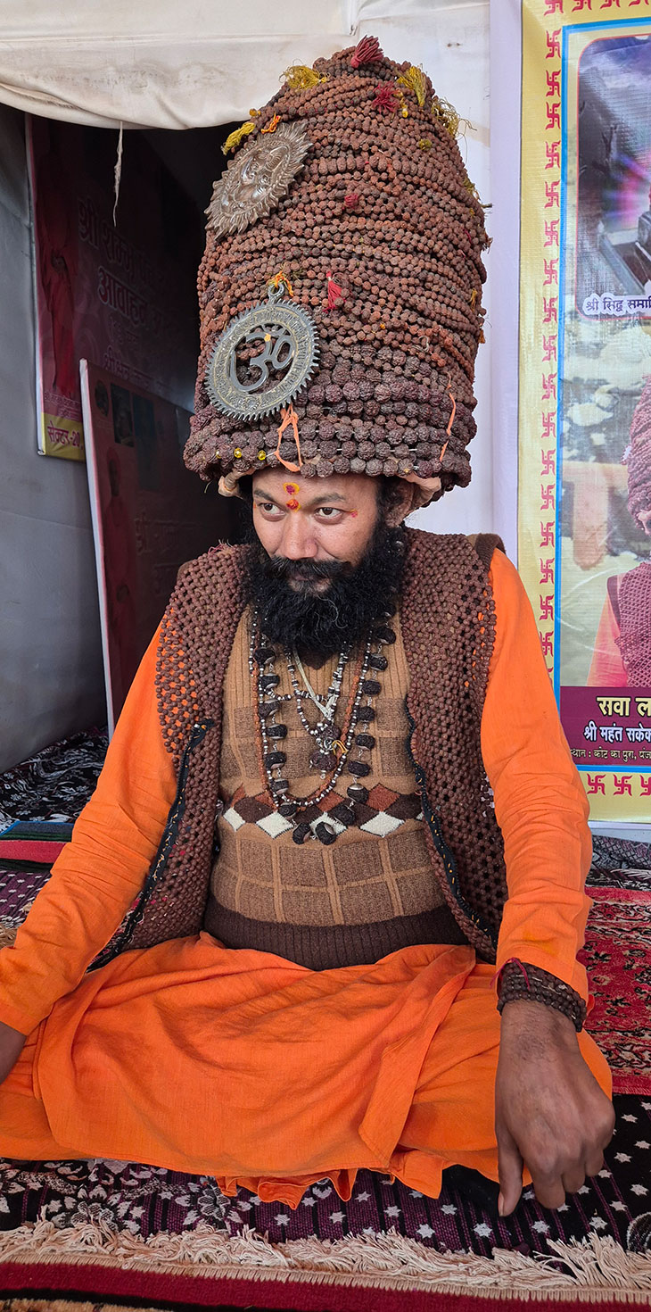 6 साल पहले सिर पर रुद्राक्ष धारण करने की शुरुआत की थी। भक्त ही उन्हें रुद्राक्ष देते हैं।