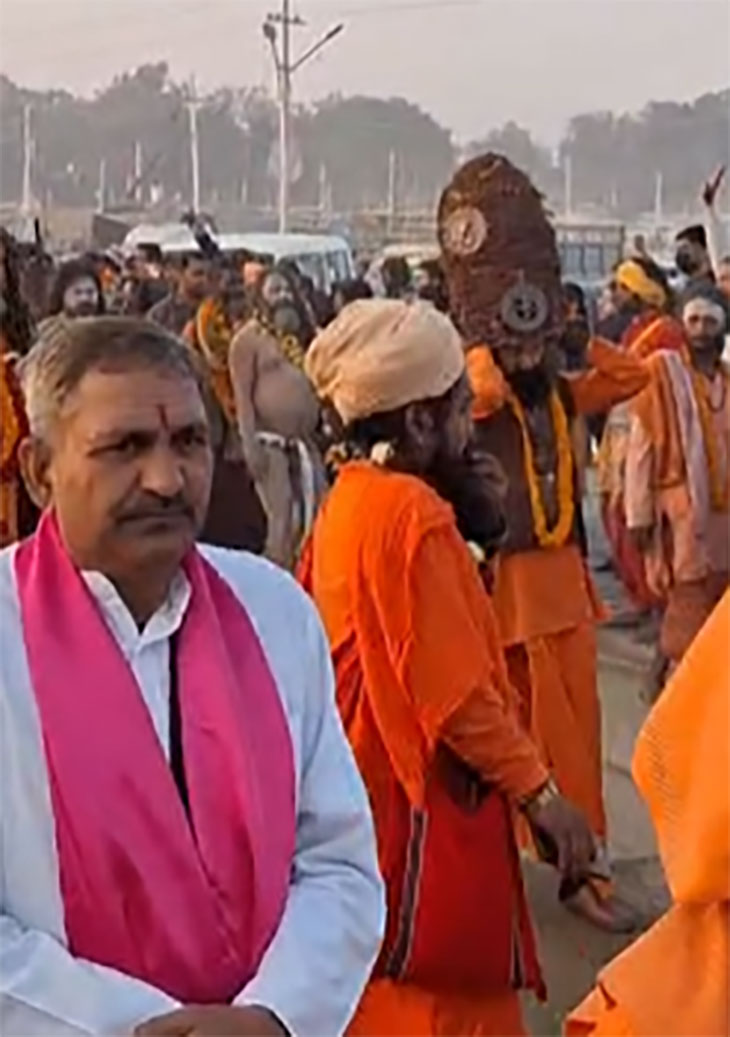 गीतानंद श्री शंभू पंचदशनाम आवाहन अखाड़े के संन्यासी हैं। वह अखाड़े की पेशवाई में आकर्षण का केंद्र रहे हैं।