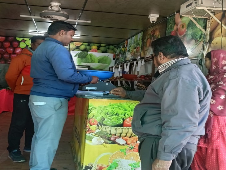 निगम की टीम प्रतिबंधित प्लास्टिक का उपयोग करने वालों पर कार्रवाई करते हुए