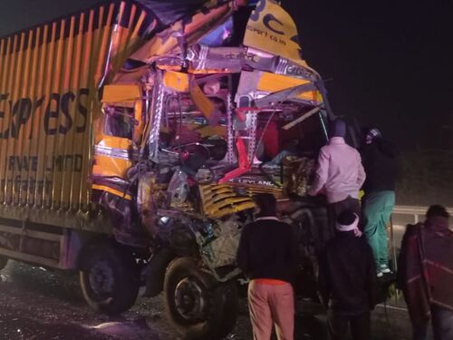 भीलवाड़ा में कोहरे के कारण एक ट्रक आगे चल रहे ट्रक से टकरा गया। हादसे में ट्रक का केबिन पूरी तरह क्षतिग्रस्त हो गया।