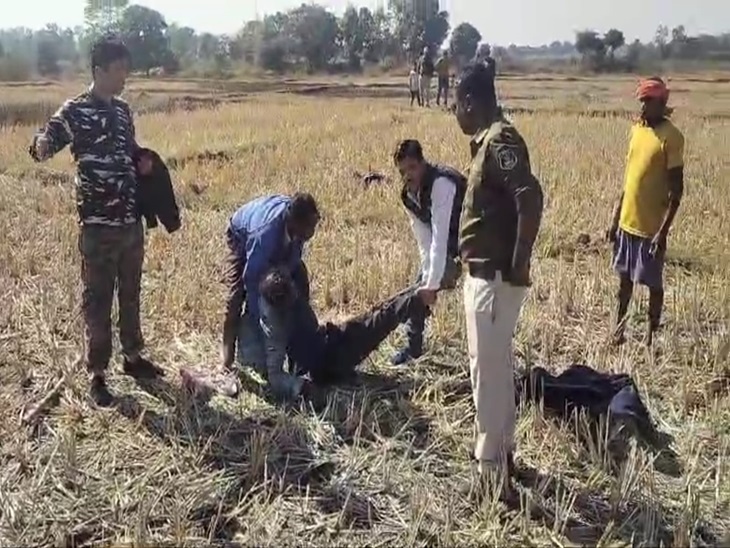 घायल ग्रामीण को पुलिस ने अस्पताल भेजा, जहां उसकी मौत हो गई।