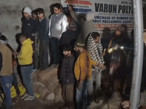 कैंटर के केबिन में फसे ड्राइवर व क्लीनर को निकालने की कोशिश करते राहगीर। - Dainik Bhaskar