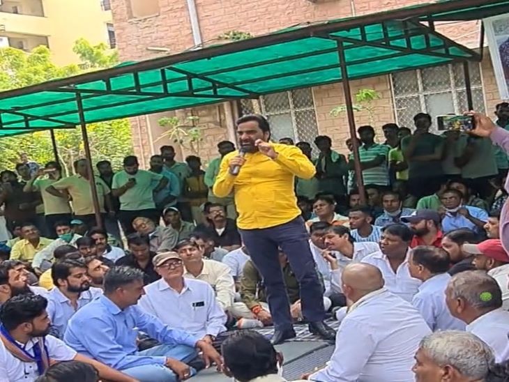 मामले में हनुमान बेनीवाल भी जोधपुर पहुंचे थे। उन्होंने भी धरनास्थल से वाल्मीकि समाज को संबोधित किया था।