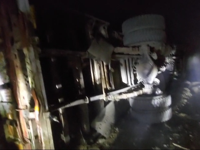 A truck loaded with LPG gas cylinders overturned | LPG गैस सिलेंडर से ...
