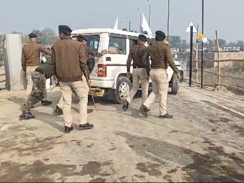 CM Nitish's convoy faces security glitch in Darbhanga: Police vehicle ...