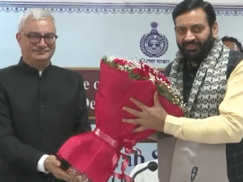 मीटिंग से पहले हरियाणा सीएम का स्वागत करते मुख्य सचिव विवेक जोशी। - Dainik Bhaskar