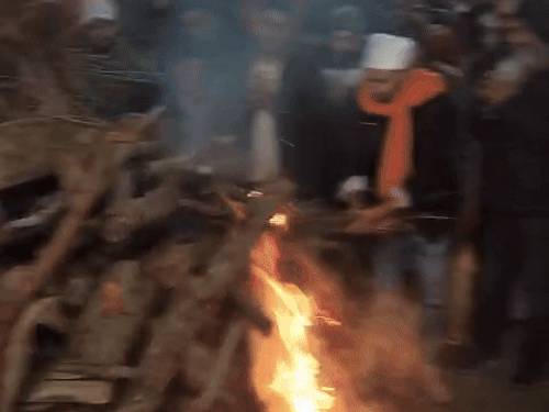 AAP विधायक गुरप्रीत बस्सी को उनके बेटे विश्वास बस्सी ने मुखाग्नि दी। अंतिम संस्कार में मुख्यमंत्री भगवंत मान समेत अन्य नेता शामिल हुए। - Dainik Bhaskar