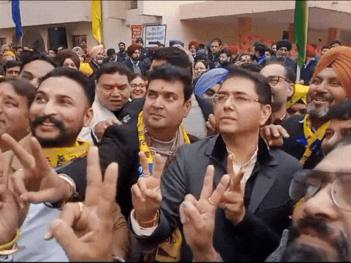 पंजाब आम आदमी पार्टी के प्रधान जालंधर पहुंचे और नए चुने गए नेताओं को हार पहनाकर बधाई दी। - Dainik Bhaskar