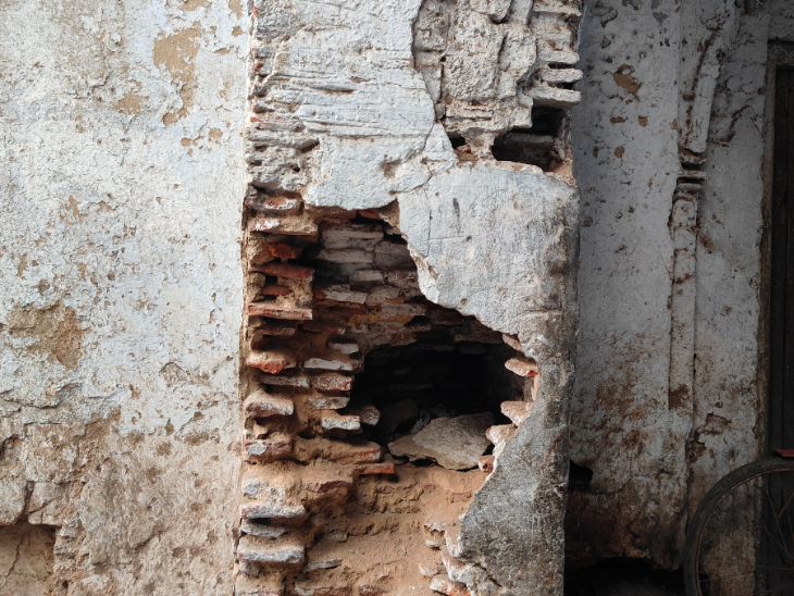 इमामबाड़ा के गेट पर ऐसे होल्स बन गए हैं। ASI ने इससे इमारत को खतरा बताया है।