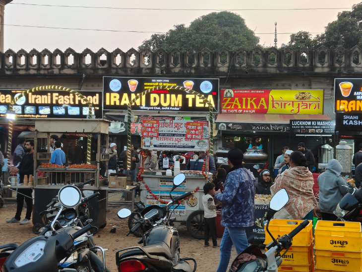 यह हैं प्रसिद्ध इमारत में अतिक्रमण का हाल। एक लाइन से दुकानें चलाई जा रही हैं।