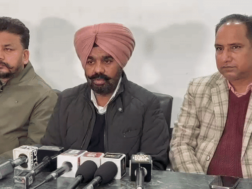 संघ के अध्यक्ष सुखचारण सिंह चन्नी जानकारी देते हुए। - Dainik Bhaskar