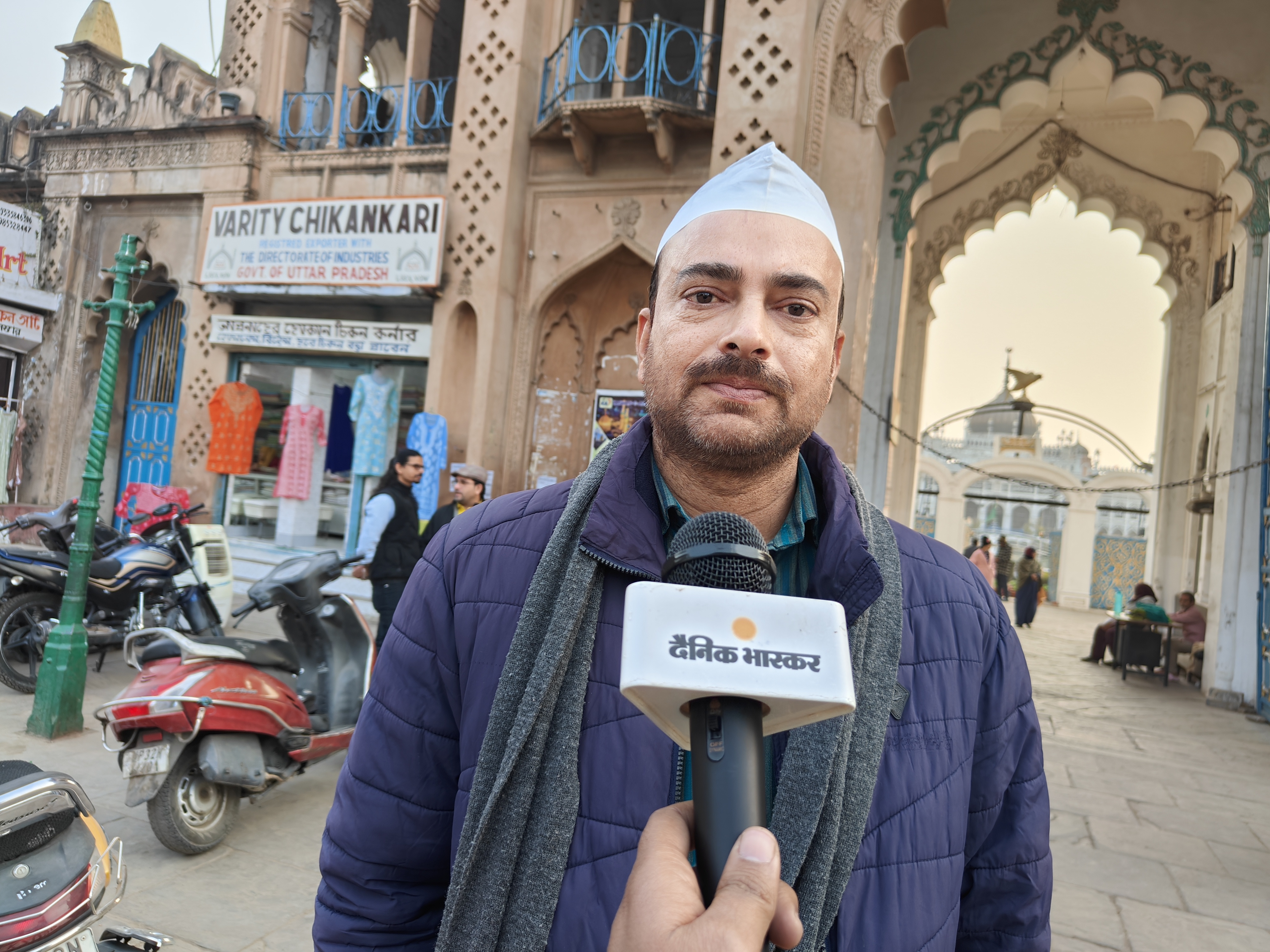 डॉ. नसीब ने कहा- इमामबाड़े स्थिति देखकर अफसोस होता है। ऐतिहासिक इमारत का बुरा हाल है।