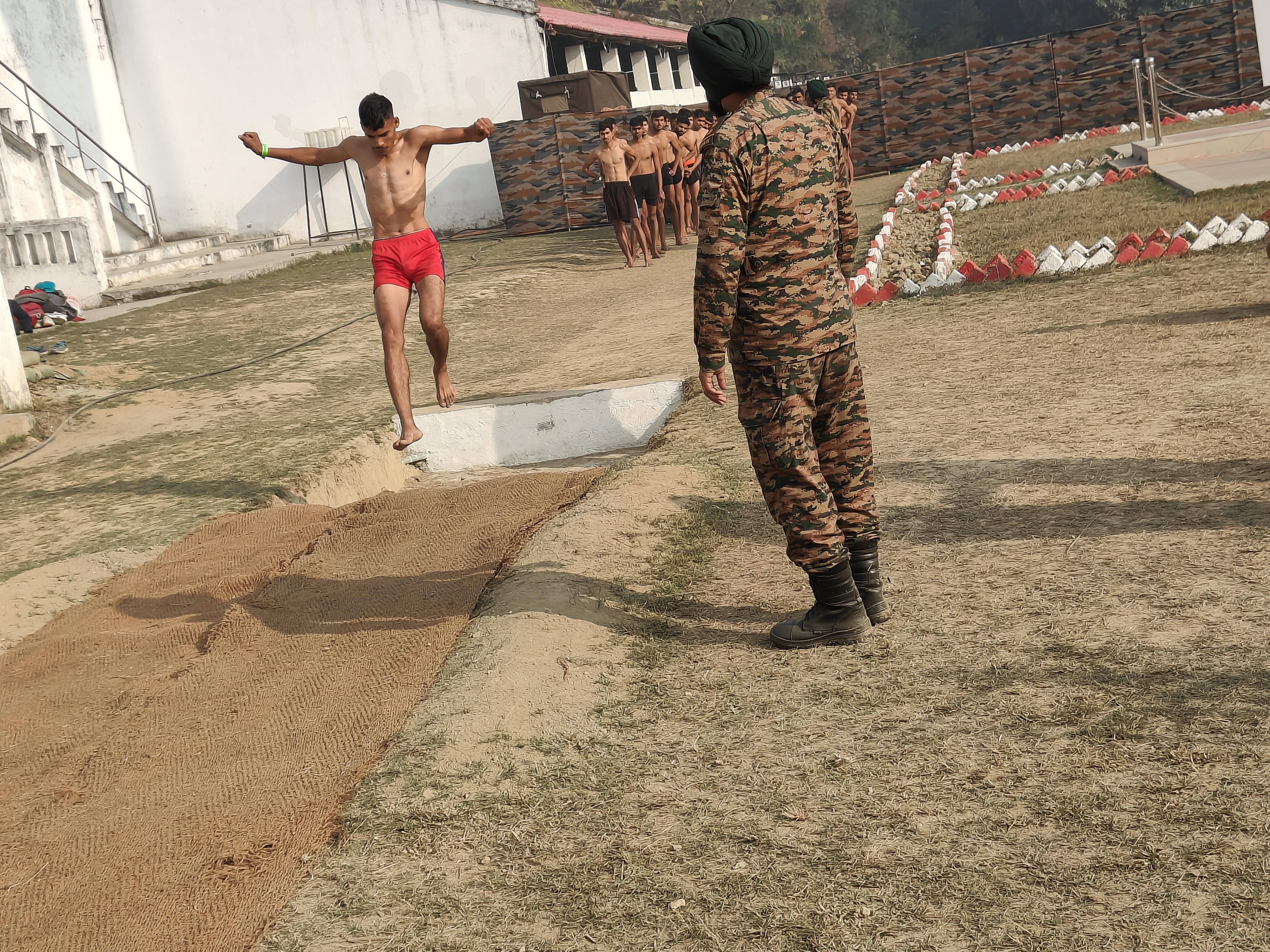 लॉन्ग जंप करता हुआ कैंडिडेट