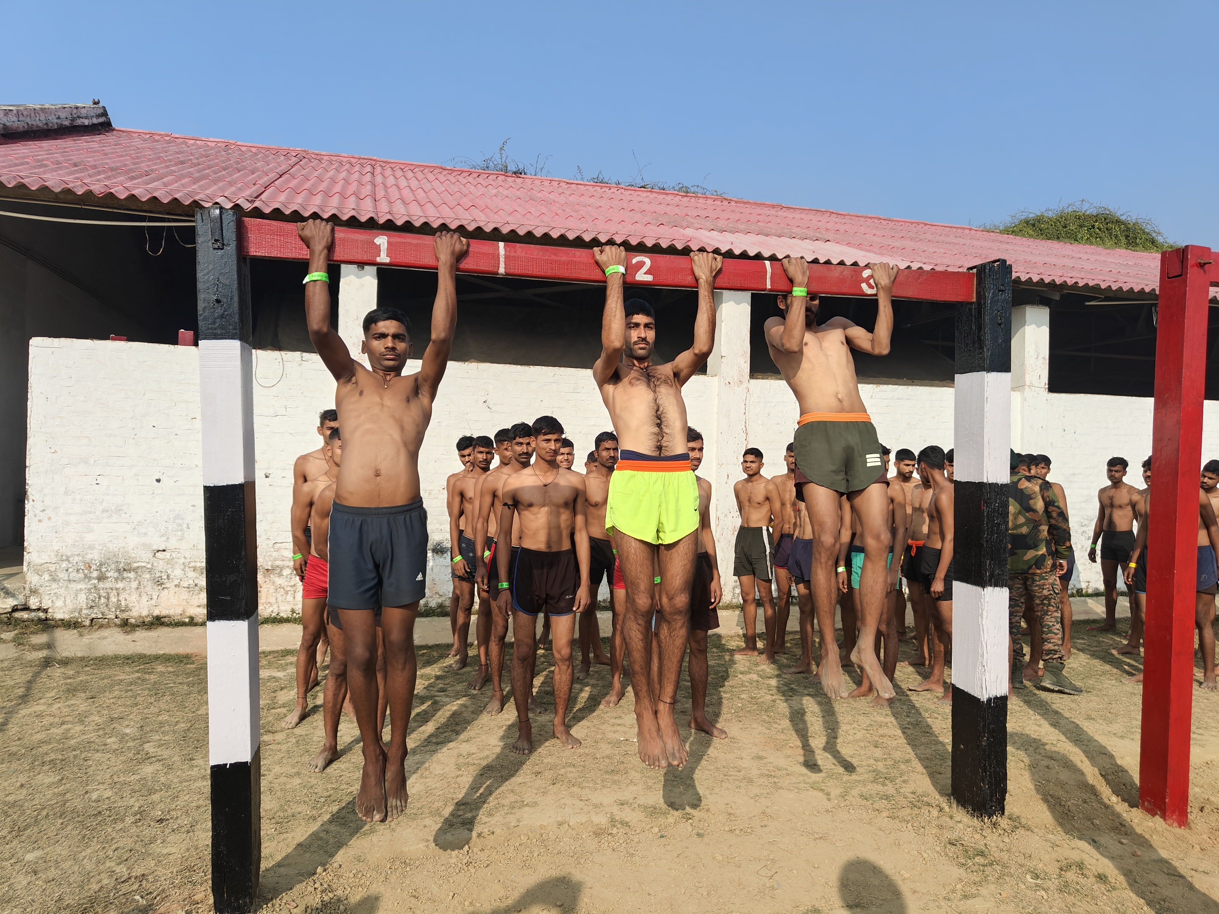 फिजिकल टेस्ट में हिस्सा लेते हुए युवा