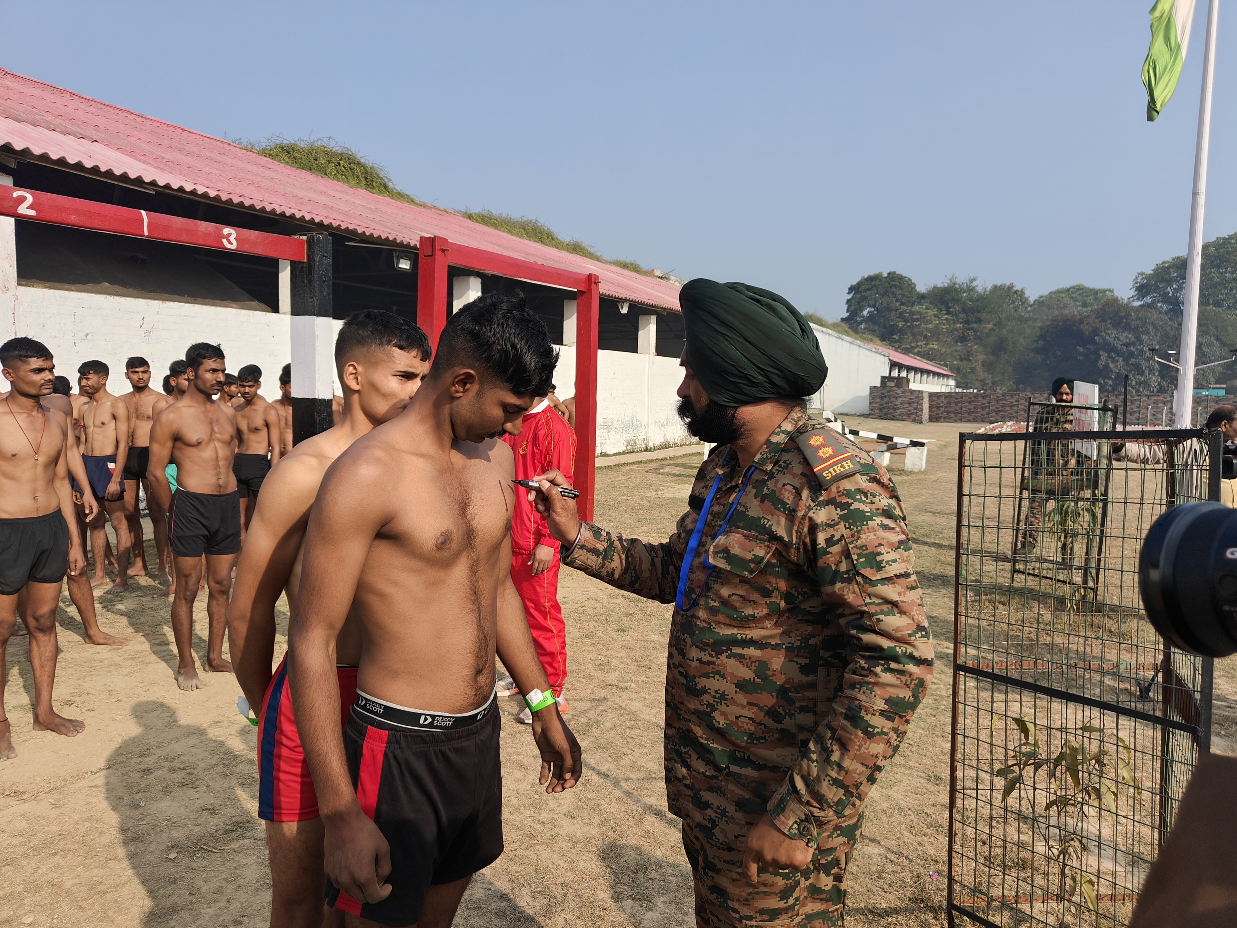 भर्ती प्रक्रिया के दौरान कैंडिडेट्स की नंबरिंग करते हुए