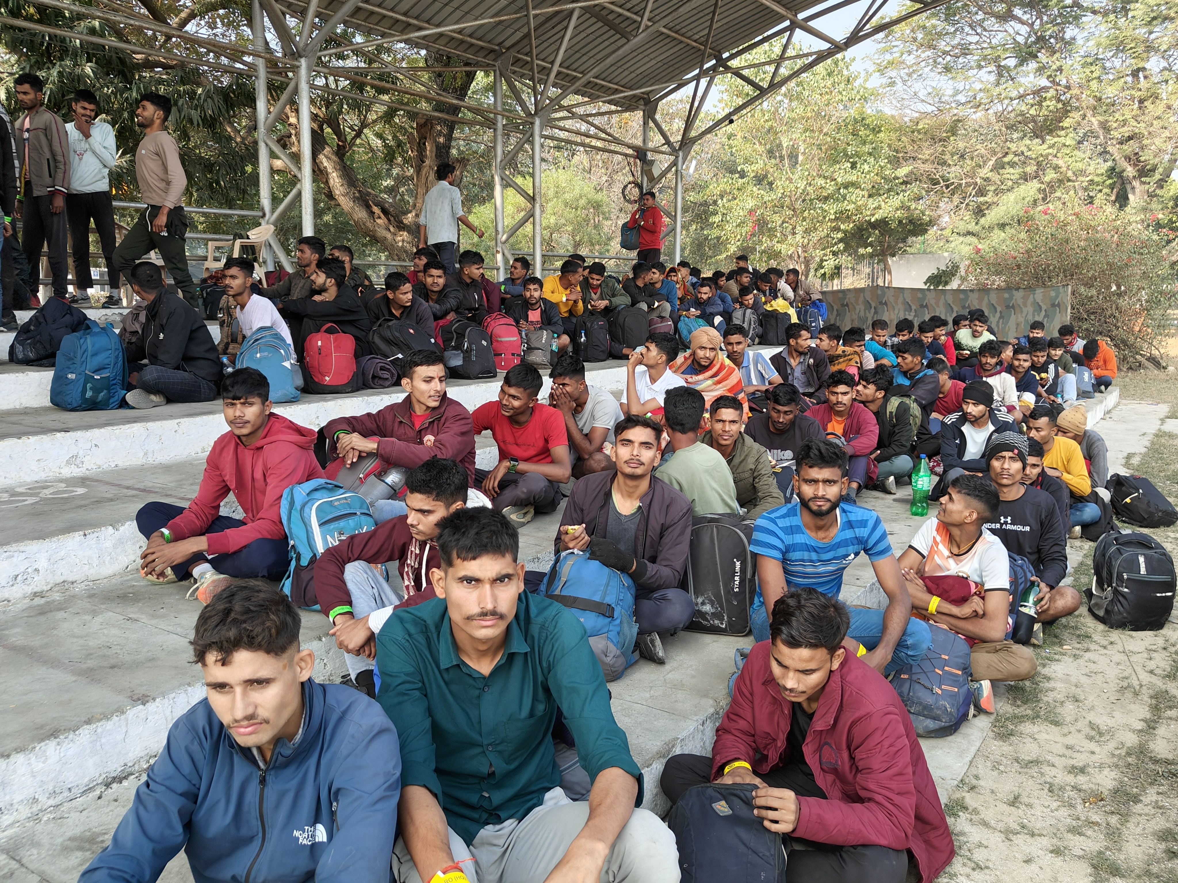 अग्नि वीर बनने के लिए पहुंचे युवा