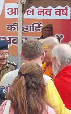 वाराणसी पहुंचकर पॉवेल ने काशी का भ्रमण किया।