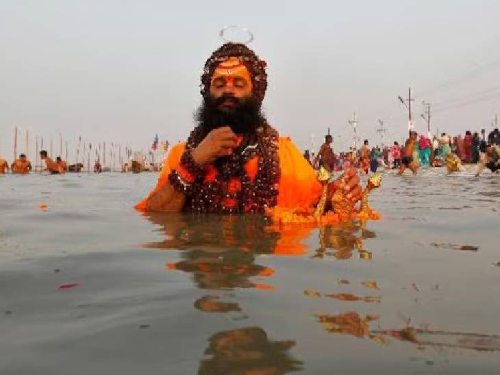 गंगा में कल्पवास करते संत।
