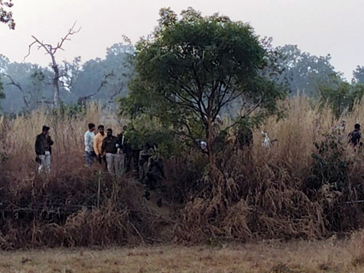 समूह येही छिपकली पुलिस पर कर रहे थे हथियार।