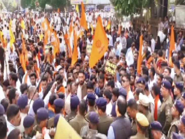 Demand for removal of Azad Chowk and Mujgahan police station incharge
